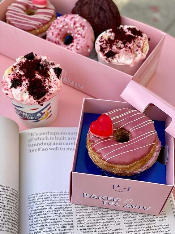 מארז מתוקים רומנטי של שואורום // צילום: טל עוז